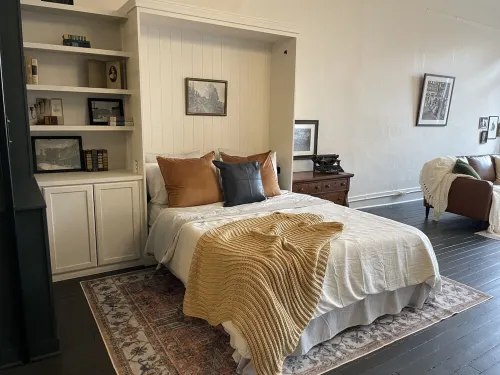 Huddleston Hall - Historic Downtown Apartment