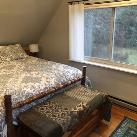 Charming Vashon Island Cottage - Just 3 minutes from the ferry.