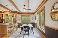 Gorgeous 4 bed/3ba home close to Fish Creek!