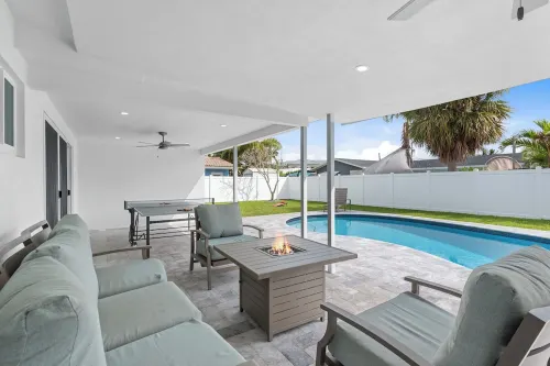 Minutes from the beach! Paradise Oasis full of entertainment! Pool Table!
