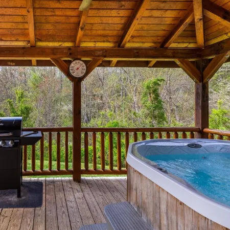Cozy Cabin with Hot Tub; 5 miles to Harrahs Casino