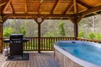 Cozy Cabin with Hot Tub; 5 miles to Harrahs Casino