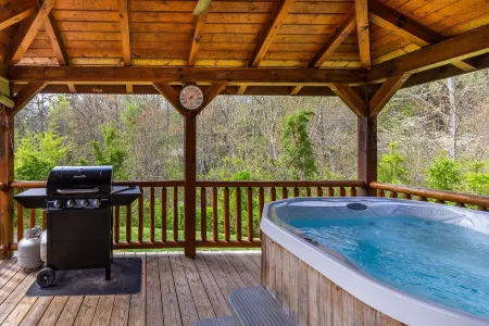 Cozy Cabin with Hot Tub; 5 miles to Harrahs Casino