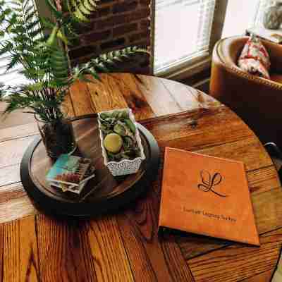 THE SEEKA SUITENEWLY RENOVATED! COZY & MODERN APARTMENT RIGHT ON COURT SQUARE! Others