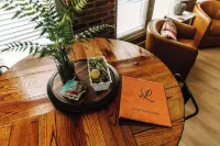 THE SEEKA SUITENEWLY RENOVATED! COZY & MODERN APARTMENT RIGHT ON COURT SQUARE!