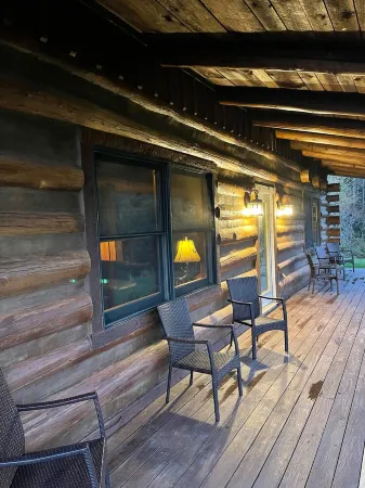 Rustic log cabin~ HOT TUB~ Breathtaking mountian views near Hatley Point