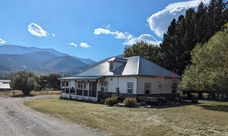 Family-Friendly Private Ranch Getaway with pond. Newly Remodeled Отели в г. Анаконда