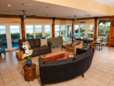 Beach Front/Heated Pool/Spa. Ocean Views, Umbrella+Lounger for Beach, Balconies 克雷森特海灘酒店