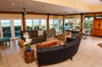 Beach Front,Heated Pool,Spa, Beach Views, Umbrella+Lounger for beach, Balconies
