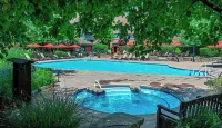 Cozy 1-bedroom condo-Ski in/out/Waterpark/King Bed/WIFI/Parking Hotels in Vernon