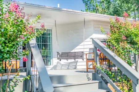 Pinehurst Cottage ★ Serves 8 ★ No Stairs ★ King Bed