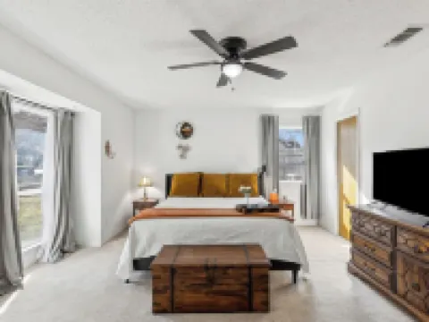 Cozy Pet-Friendly Retreat, Seasonal Pool & Fireplace, Sleeps 10 クリーバーンのホテル