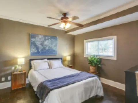 Hot Tub Relaxing Retreat. Large Group Gatherings! Business Travel. Hotel di Kenosha