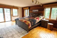 11 Beds Sleeps 20+. Pets OK. 4 Bedrooms, Bonus Room, Bunk House, Pool Table