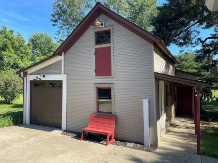 Come stay and relax at the Captain's House in Historic Vermilion Harbor Town. Отели в г. Вермилен