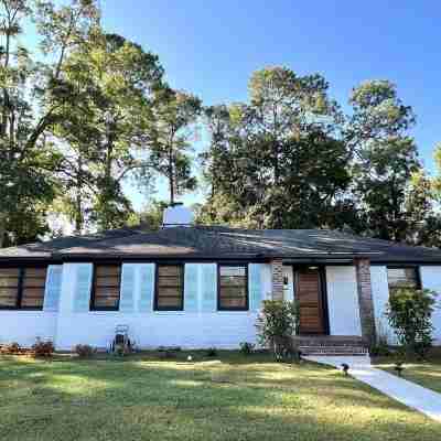 Centrally located fully renovated home, walkable to VSU & SGMC. Hotel Exterior