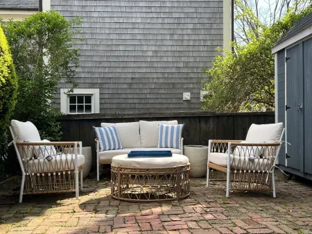 Stunning Beach Cottage just steps from Marblehead Harbor and Town Отели в г. Марблхед