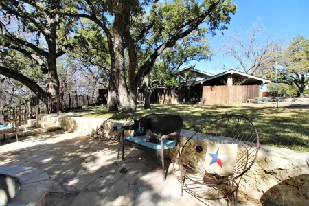Large and Beautiful Home Directly Overlooking the Frio River
