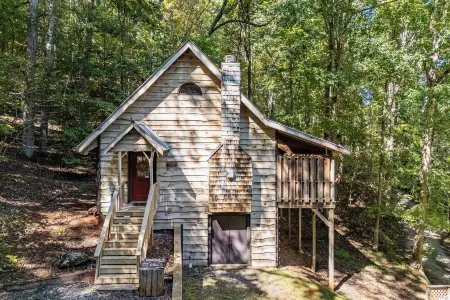 Peaceful Creekside Cabin in Dahlonega, GA with Hot Tub