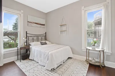 Chic 2BR & PKNG Mins to Downtown, Fiserv, Brewers Rave, St. Lukes, & Froedtert