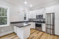 Lovely backyard cottage with easy access to metro, shops, dining!