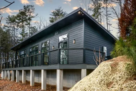 Zenplicity Cabin. Pet friendly, views, hot tub, smart home! 5 minutes from TGSP