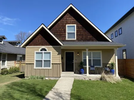 Charming Sanders Beach House — short walk to downtown and beach!