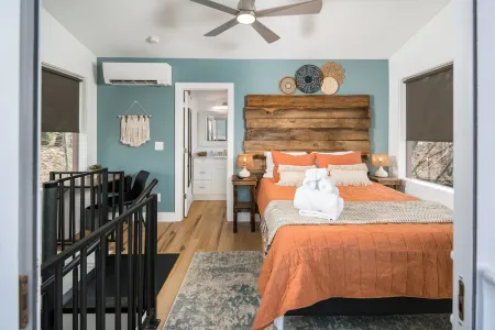 Tranquil & Stylish ~ Near Skiing ~ Hot Tub ~ Views Отели рядом с достопримечательностью «Колледж Лис-Мак-Рай»