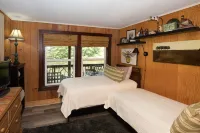 Lakeside Cove Private Lake Trout Fishing & Mountain Views Hotels in Millshoal