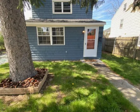 Charming Riverhead home with large outdoor patio & backyard  firepit Hotéis em Riverhead