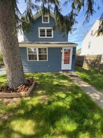 Charming Riverhead home with large outdoor patio & backyard  firepit