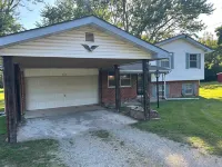 Newly Remodeled House Minutes Away from Downtown, Golf Courses + Big Back Yard Hotel a St. Francois Township