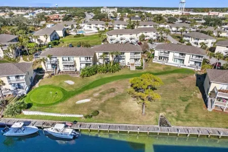 Coastal Charm, CANAL FRONT 🌴Condo, 5 Pools, Hot Tub, walk to beach Dog-Friendly!