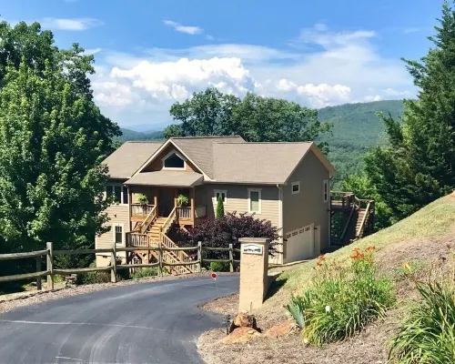 Great Location, Beautiful Mountain and Sunset Views, Hot Tub and Shuffleboard. Hotels in Fairview