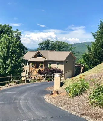 Great Location, Beautiful Mountain and Sunset Views, Hot Tub and Shuffleboard.