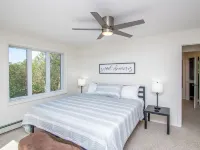 Mtn Top Home w/Views of Mt. Washington & Speakeasy Hotels in Madison