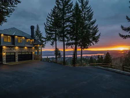 Modern Chateau on private hillside with breathtaking views of the Columbia River