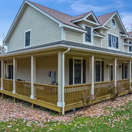 Close to Everything!~Game Room~Fire Pit & Hot Tub~Dogs OK! Lake Access & Dock!