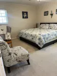 Coastal Blue. 2 minutes to Gulf of Mexico. Private backyard for BBQ/entertaining