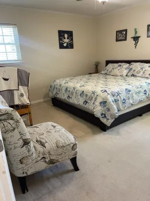 Coastal Blue. 2 minutes to Gulf of Mexico. Private backyard for BBQ/entertaining