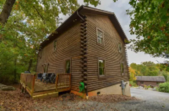 Cabin 115, Luxury 6 bedroom, 3 bath cabin minutes from Downtown Lexington!