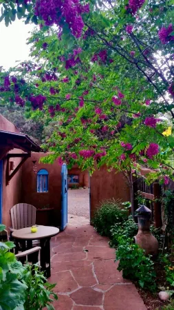 Cozy Casa Carmelita features a Brilliant Kiva Fireplace, Unique Patio & Hot Tub! Отели в г. Таос