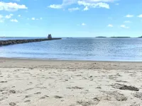 Cozy Costal Cottage ~ Prime Location ~ Just Seconds from Hills Beach! Hotels in Biddeford
