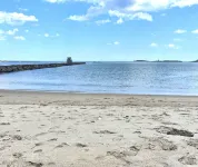 Cozy Costal Cottage ~ Prime Location ~ Just Seconds from Hills Beach!