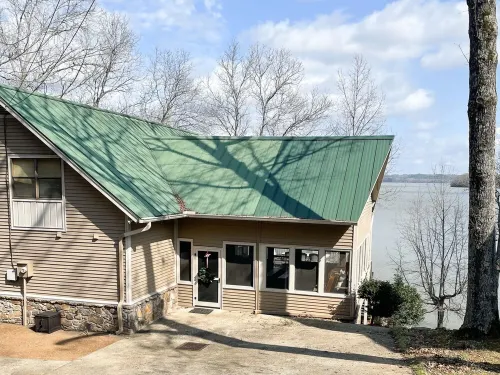 Updated lake house on beautiful Bear Creek!