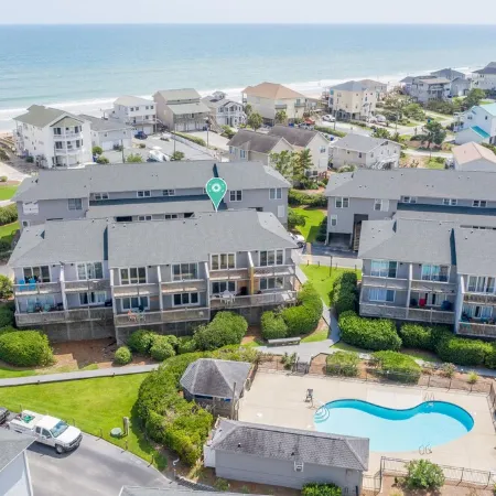 Quiet Island Hideaway with private beach access/pool, near shops and food.