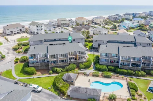 Quiet Island Hideaway with private beach access/pool, near shops and food.