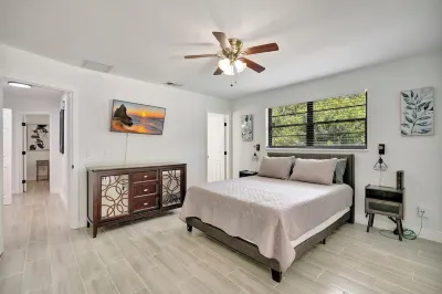 Tropical Paradise with a private pool in Port Saint Lucie, Florida Walmart Supercenter附近的飯店