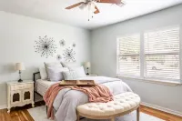 Apache Retreat- 1 mile to OU Campus with Fire Pit のホテル