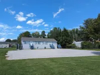 Spacious 4 bedroom, sleeps 10, close to VT